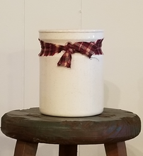 Load image into Gallery viewer, Soy Wax Candle - Daisies &amp; Goji Berries
