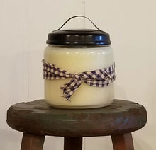 Load image into Gallery viewer, Soy Wax Candle - Cranberry Amaretto
